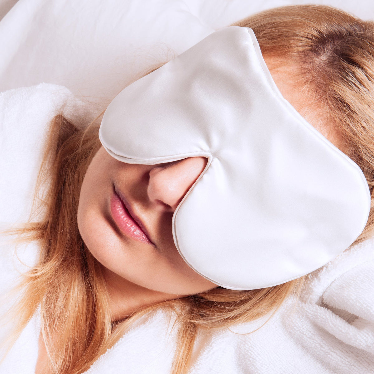 Holistic Silk Mulberry Silk Anti-Age Eye Mask in White